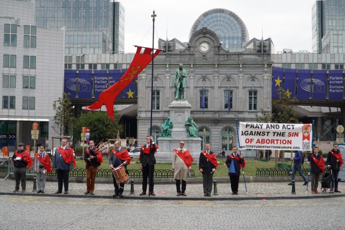 De straat op tegen abortus: bij het Europees Parlement het ongeboren kind verdedigen