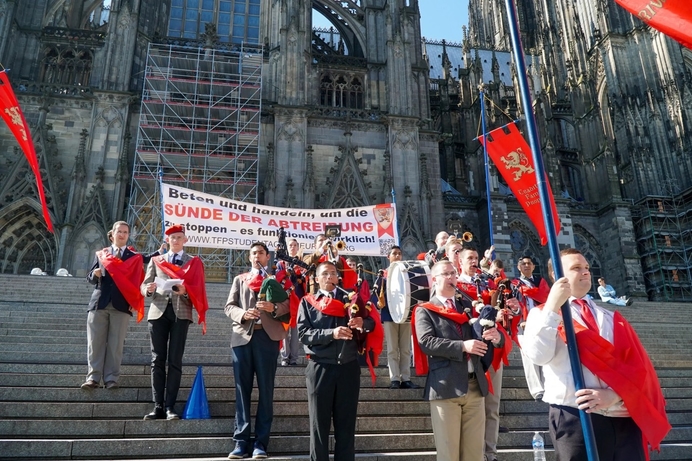 Jonge pro-lifers voor de Dom in Keulen: abortus is géén Europees 'recht'!