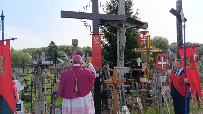 Cross commemorating 33 years of action by the TFPs for a free Lithuania erected on the Hill of Crosses in Šiauliai