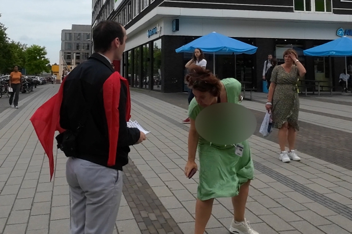 Bewerkt en gecensureerd beeld spugende vrouw Wageningen
