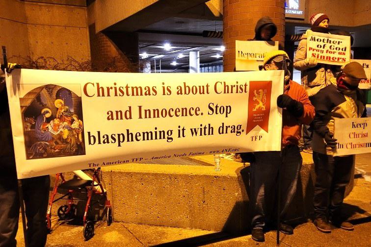 Catholics harassed by pro-LGBT activists while praying Rosary outside ‘Drag Queen Christmas’ show