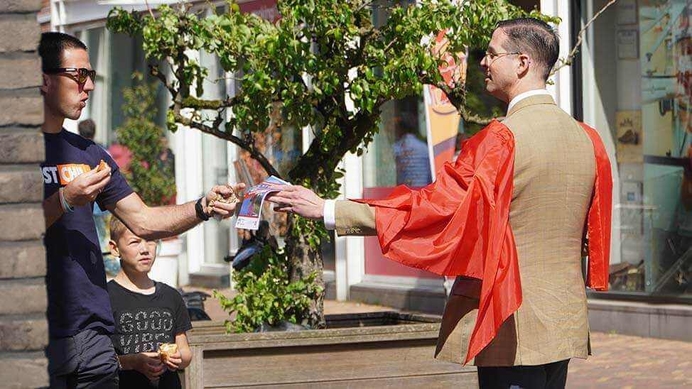 Street campaign against drag queen story hour: “How happy we are to see you here!”