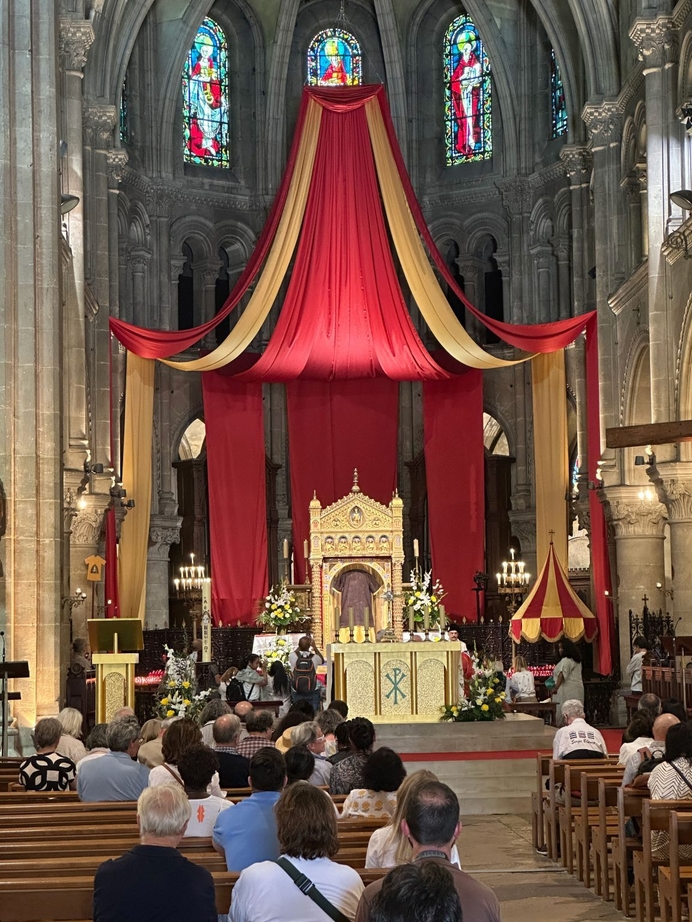 Nearly half a million pilgrims visit the holy tunic of argenteuil near paris2025 3 1152x1536