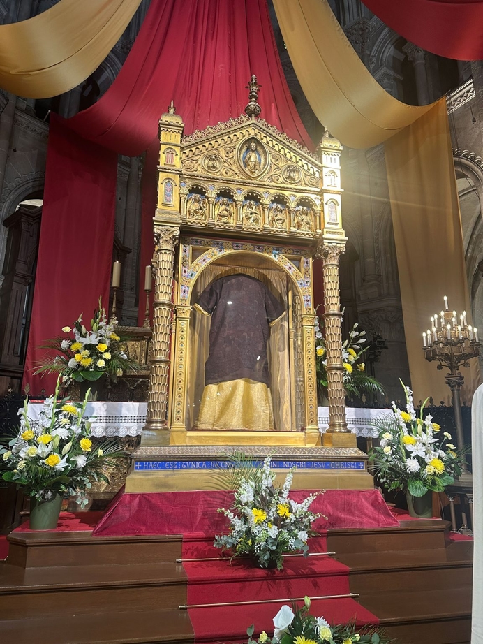 Nearly Half a Million Pilgrims Visit the Holy Tunic of Argenteuil Near Paris