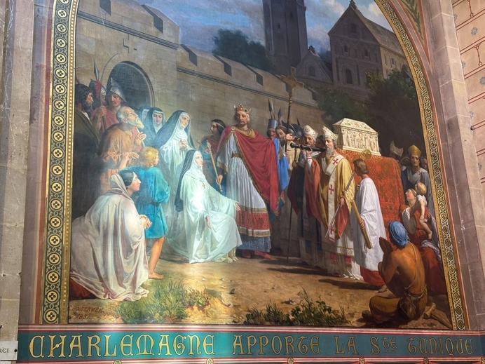 Nearly half a million pilgrims visit the holy tunic of