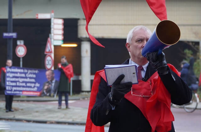 On the doorstep of The Dutch Bank: "Klaas Knot, stop EU pension robbery!"